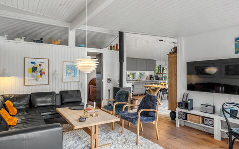 Linnea - 1Km from the Sea: Interior Design, Mobilia, Divano, Legna, Soffitto, Pavimentazione, Soggiorno, Pavimento, Casa, Illuminazione