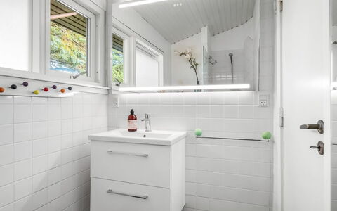 Linnea - 1Km from the Sea: Parete, Pavimentazione, Interior Design, Idraulico Fixture, Pavimento, Soffitto, Bagno, Idraulico, Lavello, Piastrella