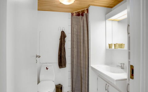 Jano - 100M from the Sea: Parete, Pavimentazione, Idraulico Fixture, Pavimento, Legna, Interior Design, Soffitto, Bagno, Lavello, Lavandino Del Bagno