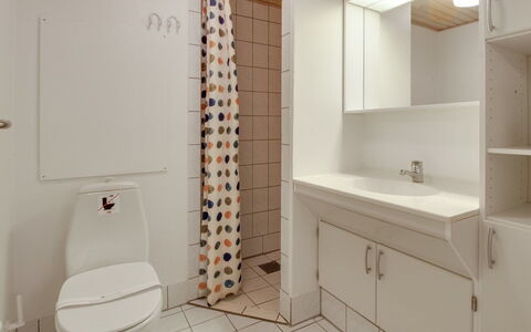 Halina - 100M from the Sea: Pavimentazione, Interior Design, Pavimento, Idraulico Fixture, Lavandino Del Bagno, Soffitto, Bagno, Mobiletto Del Bagno, Lavello, Idraulico