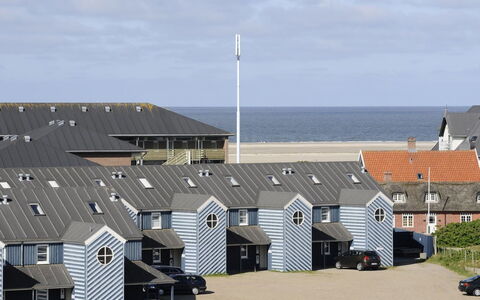 Halina - 100M from the Sea: Tetto, Architettura, Raccordo, Casa, Driveway, Estate, Shade, Cortile, Illuminazione Diurna, Cortile
