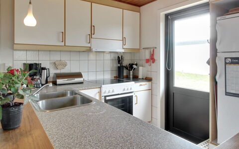Sophine - 50M from the Sea: Cucina, Controsoffitto, Legna, Pavimentazione, Interior Design, Lavandino Della Cucina, Cabinetry, Elettrodomestico Da Cucina, Pavimento, Idraulico Fixture