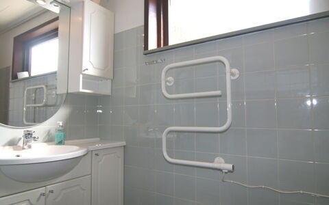 Sophine - 50M from the Sea: Parete, Idraulico Fixture, Pavimentazione, Bagno, Interior Design, Pavimento, Idraulico, Rubinetto, Lavandino Del Bagno, Lavello