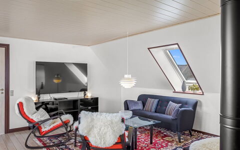 Amely - 500M from the Sea: Mobilia, Interior Design, Pavimentazione, Pavimento, Legna, Soffitto, Sedia, Lampada, Illuminazione, Soggiorno
