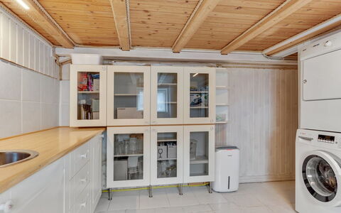 Amely - 500M from the Sea: Pavimentazione, Legna, Pavimento, Interior Design, Soffitto, Apparecchio Major, Illuminazione, Camera, Cucina, Cabinetry