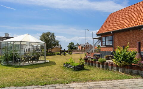 Amely - 500M from the Sea: Cielo, Nube, Tetto, Zona Residenziale, Casa, Lotto, Giardino, Casa, Shade, Villetta