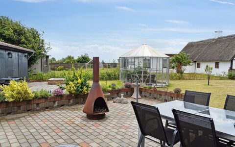 Amely - 500M from the Sea: Tetto, Giardino, Mobilia, Lotto, Nube, Villetta, Vaso Di Fiori, Casa, Mobili Da Esterno
