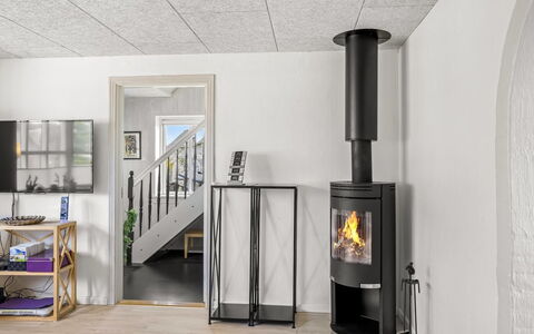 Amely - 500M from the Sea: Pavimentazione, Pavimento, Interior Design, Focolare, Stufa A Legna, Soffitto, Pavimento In Legno, Soggiorno, Materiali Naturali