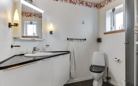 Amely - 500M from the Sea: Idraulico Fixture, Interior Design, Bagno, Lavello, Pavimentazione, Rubinetto, Soffitto, Idraulico, Lavandino Del Bagno, Pavimento
