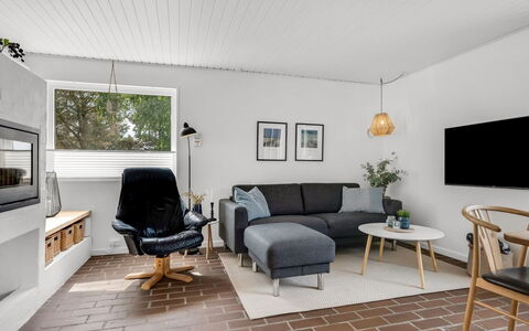 Barba - 2Km from the Sea: Mobilia, Interior Design, Divano, Parete, Pavimentazione, Soggiorno, Legna, Soffitto, Pavimento, Illuminazione