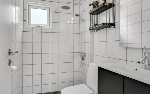 Barba - 2Km from the Sea: Bagno, Idraulico Fixture, Parete, Pavimentazione, Interior Design, Toilet Seat, Gabinetto, Pavimento, Lavello, Idraulico