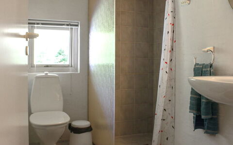 Gerarda - 4Km from the Sea: Bagno, Toilet Seat, Idraulico Fixture, Gabinetto, Parete, Pavimentazione, Pavimento, Interior Design, Lavandino Del Bagno, Lavello