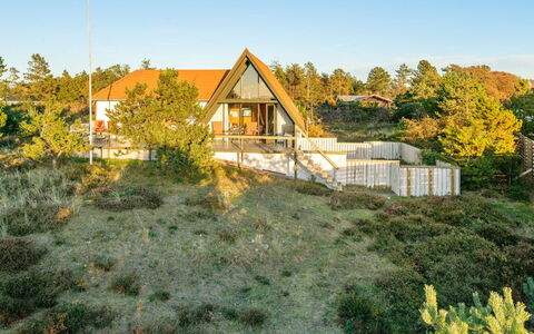 Ariana - 150M from the Sea: Tetto, Casa, Casa, Villetta, Porta, Raccordo, Deck, Portico, Plank, Latifoglie
