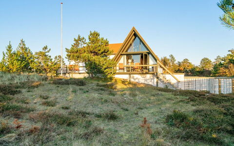 Ariana - 150M from the Sea: Arbusto, Urban Design, Groundcover, Brick, Appartamento, Estate, Muratura, Balcone, Landscaping