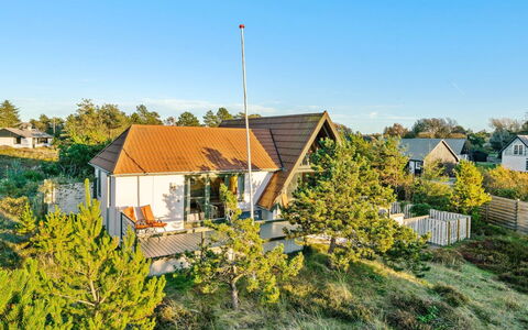 Ariana - 150M from the Sea: Tetto, Casa, Casa, Villetta, Porta, Raccordo, Deck, Portico, Plank, Latifoglie