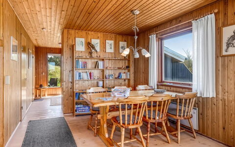 Frender - 150M from the Sea: Legna, Casa, Portico, Deck, Latifoglie, Tetto, Color Legno, Pavimento In Legno, Eco Hotel