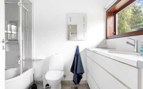 Felia - 500M from the Sea: Pavimentazione, Bagno, Interior Design, Idraulico Fixture, Pavimento, Parete, Gabinetto, Lavello, Rubinetto, Mobiletto Del Bagno