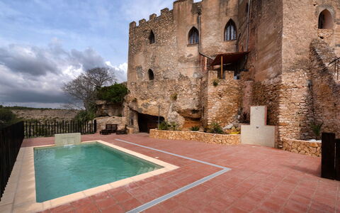 Mas D'En Tarres: Proprietà, Cielo, Tavolo, Legna, Shade, Pavimento, Mobili Da Esterno, Sedia, Pavimentazione, Color Legno