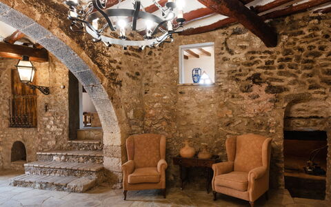 Mas D'En Tarres: Proprietà, Cielo, Tavolo, Legna, Shade, Pavimento, Mobili Da Esterno, Sedia, Pavimentazione, Color Legno