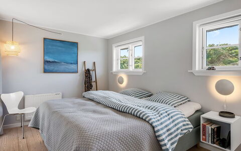 Christensen - 100M from the Sea: Letto, Interior Design, Camera Da Letto, Mobilia, Soffitto, Bedding, Lenzuolo, Legna, Pavimentazione, Pavimento