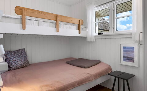 Christensen - 100M from the Sea: Camera Da Letto, Legna, Letto, Pavimento, Pavimentazione, Interior Design, Letto A Castello, Lenzuolo, Bedding, Telaio Del Letto