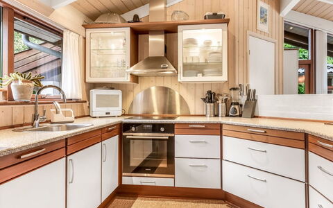 Leevi - 150M from the Sea: Cucina, Interior Design, Controsoffitto, Legna, Pavimentazione, Cabinetry, Elettrodomestico Da Cucina, Mobilia, Soffitto, Pavimento