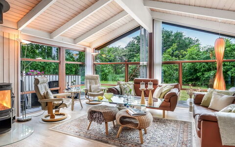 Leevi - 150M from the Sea: Mobilia, Interior Design, Legna, Divano, Soffitto, Soggiorno, Pavimentazione, Sedia, Pavimento, Casa