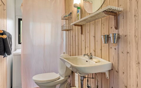 Elfrieda - 1.6Km from the Sea: Legna, Interior Design, Pavimentazione, Bagno, Idraulico Fixture, Pavimento, Lavandino Del Bagno, Idraulico, Soffitto, Camera