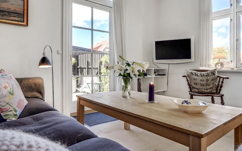 Fria - 500M from the Sea: Mobilia, Interior Design, Pavimentazione, Pavimento, Divano, Soggiorno, Tavolo, Camera, Soffitto, Appartamento