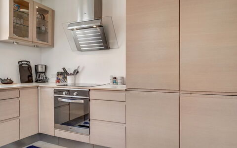 Fria - 500M from the Sea: Cabinetry, Mobilia, Cucina, Elettrodomestico Da Cucina, Pavimentazione, Controsoffitto, Legna, Interior Design, Apparecchio Major, Elettrodomestico