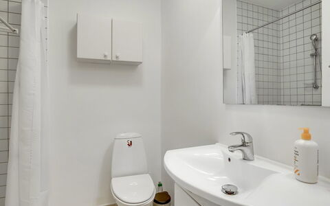 Fria - 500M from the Sea: Bagno, Idraulico Fixture, Toilet Seat, Lavandino Del Bagno, Parete, Gabinetto, Lavello, Interior Design, Pavimentazione, Pavimento