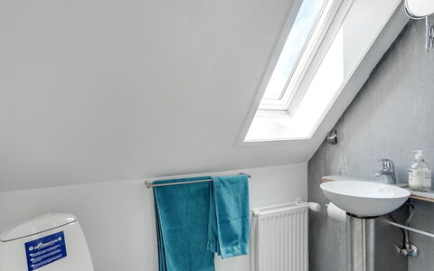 Fria - 500M from the Sea: Idraulico Fixture, Pavimentazione, Pavimento, Lavello, Rubinetto, Bagno, Idraulico, Interior Design, Soffitto, Lavandino Del Bagno