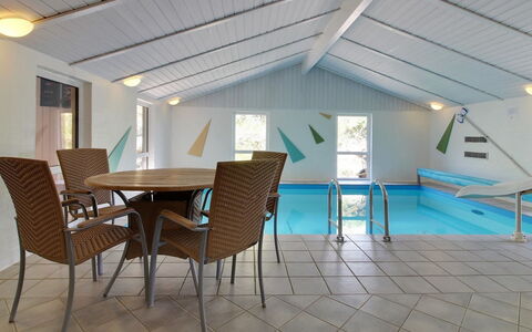 Sirka - 200M from the Sea: Mobilia, Interior Design, Sedia, Pavimentazione, Tavolo, Ricorrere, Pavimento, Soffitto, Camera, Eco Hotel