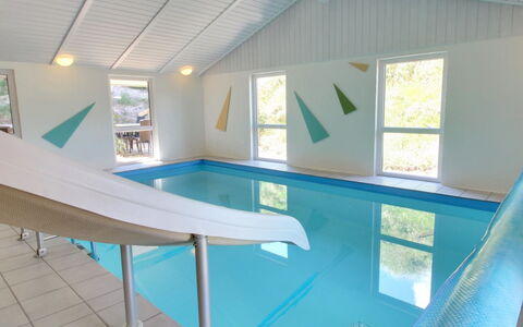 Sirka - 200M from the Sea: Mobilia, Interior Design, Sedia, Pavimentazione, Tavolo, Ricorrere, Pavimento, Soffitto, Camera, Eco Hotel