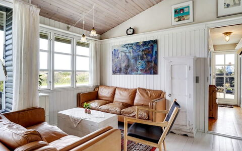 Katri - 500M from the Sea: Mobilia, Interior Design, Divano, Legna, Pavimentazione, Soffitto, Pavimento, Soggiorno, Camera, Casa
