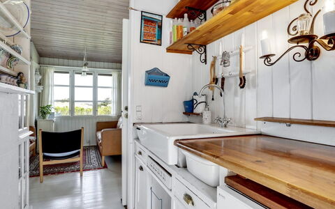 Katri - 500M from the Sea: Cucina, Legna, Interior Design, Pavimentazione, Controsoffitto, Cabinetry, Illuminazione, Soffitto, Lampada, Pavimento