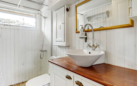 Katri - 500M from the Sea: Idraulico Fixture, Interior Design, Rubinetto, Idraulico, Bagno, Lavello, Lavandino Del Bagno, Soffitto, Camera, Mobiletto Del Bagno