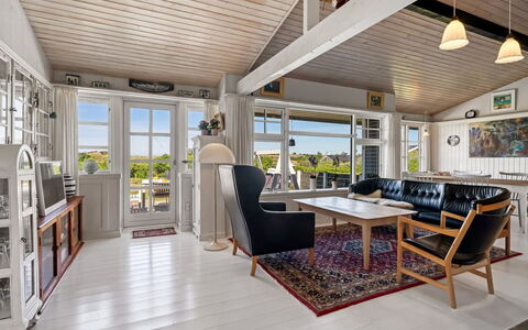 Katri - 500M from the Sea: Interior Design, Pavimentazione, Legna, Mobilia, Pavimento, Soffitto, Pavimento In Legno, Casa, Porta, Soggiorno