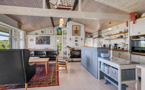 Katri - 500M from the Sea: Mobilia, Interior Design, Pavimentazione, Soffitto, Legna, Pavimento, Lampada, Cucina, Illuminazione, Sedia