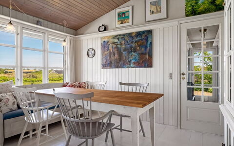 Katri - 500M from the Sea: Mobilia, Interior Design, Legna, Pavimentazione, Tavolo, Pavimento, Soffitto, Sala Da Pranzo, Casa, Sedia