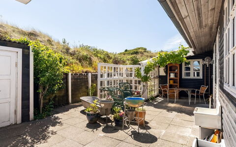 Katri - 500M from the Sea: Porta, Casa, Vaso Di Fiori, Villetta, Pianta Della Casa, Cortile, Giardino, Cortile, Mobili Da Esterno, Sedia