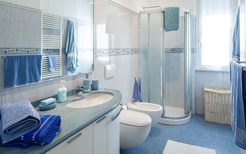 Apartment Serena - Levanto: Rubinetto, Idraulico Fixture, Proprietà, Specchio, Lavello, Blu, Viola, Soffione Doccia, Bagno, Azzurro