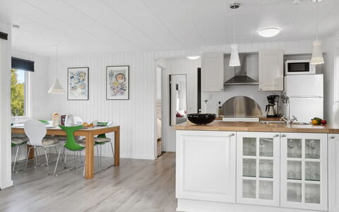 Silvana - 750M from the Sea: Pavimentazione, Mobilia, Legna, Interior Design, Cucina, Controsoffitto, Pavimento, Soffitto, Cabinetry, Apparecchio Major