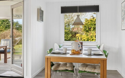 Silvana - 750M from the Sea: Mobilia, Interior Design, Pavimentazione, Legna, Pavimento, Sedia, Tavolo, Cucina & Sala Da Pranzo Tavolo, Illuminazione, Sala Da Pranzo