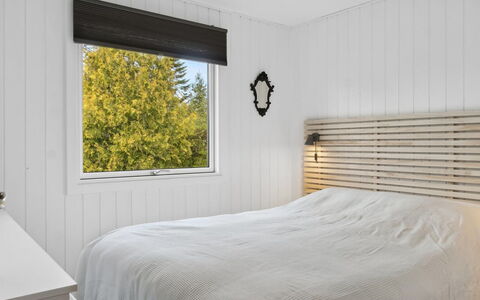 Silvana - 750M from the Sea: Legna, Interior Design, Camera Da Letto, Pavimentazione, Biancheria, Pavimento, Letto, Illuminazione, Bedding, Soffitto