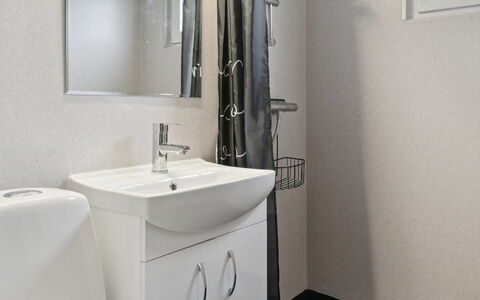 Silvana - 750M from the Sea: Lavandino Del Bagno, Idraulico Fixture, Bagno, Lavello, Interior Design, Pavimentazione, Rubinetto, Pavimento, Idraulico, Camera