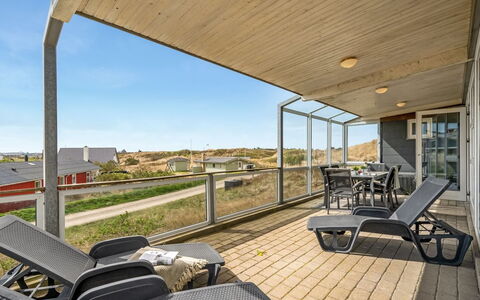 Emelin - 475M from the Sea: Tetto, Casa, Casa, Villetta, Porta, Raccordo, Deck, Portico, Plank, Latifoglie