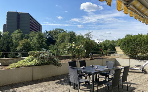 Terrassenwohnung am Kurpark: Cielo, Nube, Giorno, Proprietà, Pianta, Costruzione, Mobilia, Tavolo, Shade, Sedia