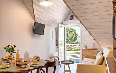 Petit Grain de Café: Mobilia, Proprietà, Tavolo, Legna, Interior Design, Sedia, Shade, Costruzione, Pavimento, Tavola