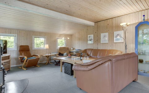 Virpi - 400M from the Sea: Legna, Soffitto, Interior Design, Mobilia, Camera, Casa, Pavimento, Divano, Soggiorno, Pavimentazione